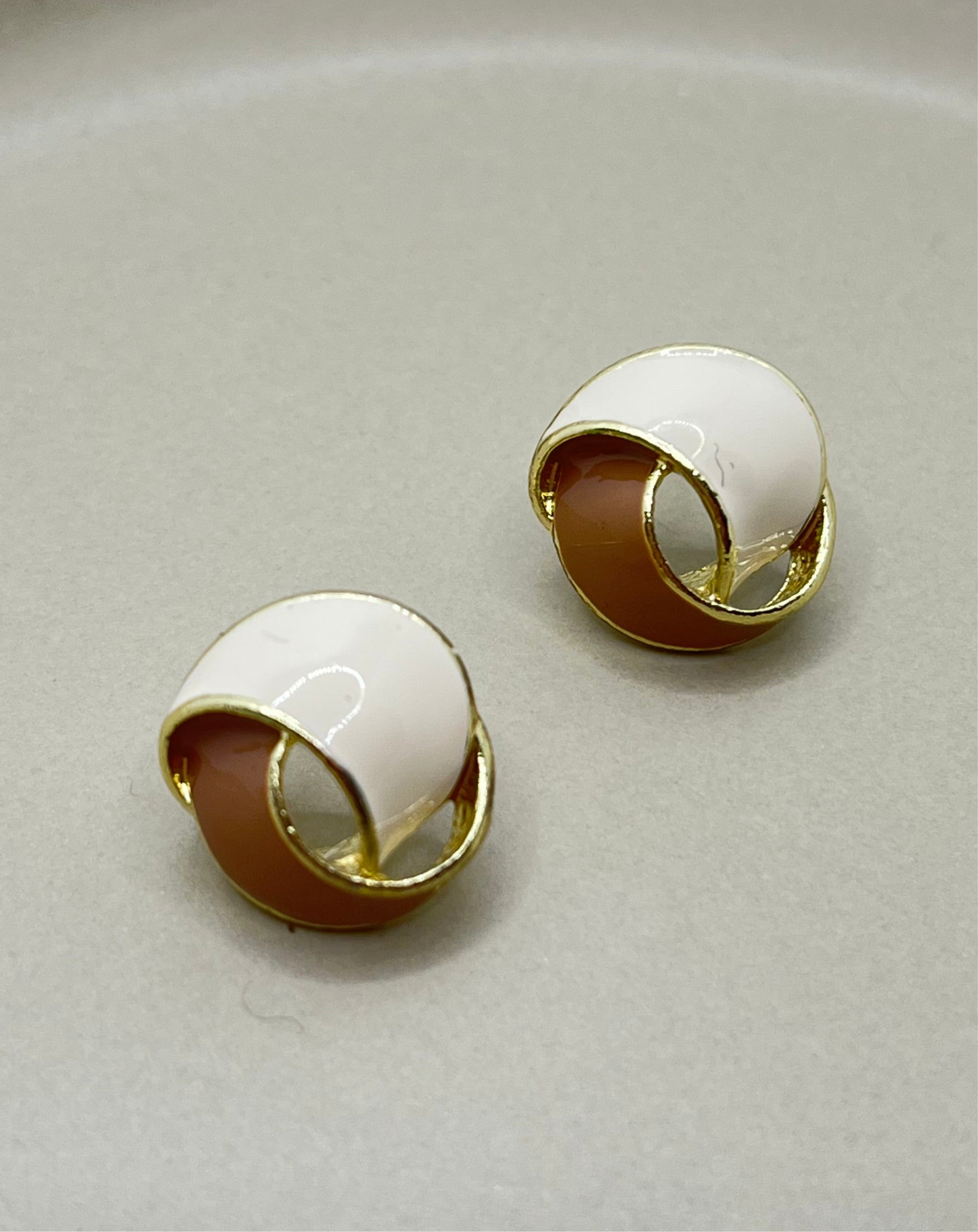 ツイストピアス［ブラウン×ベージュ］