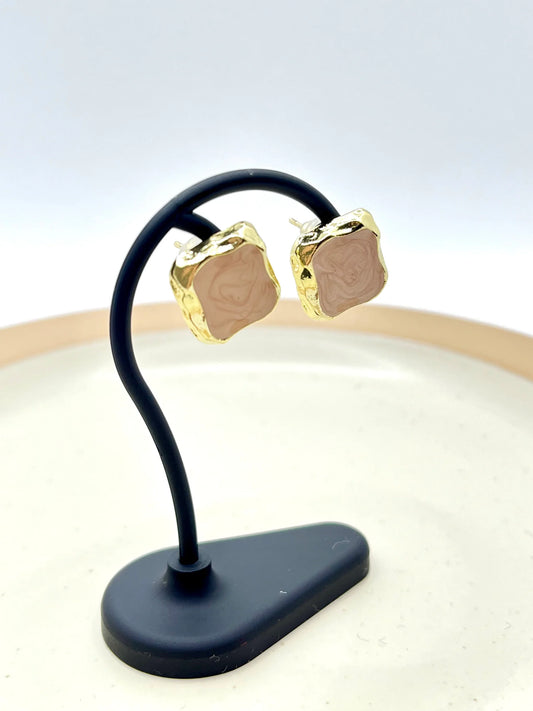 ナチュラルベイク スクエアピアス［ベージュ］