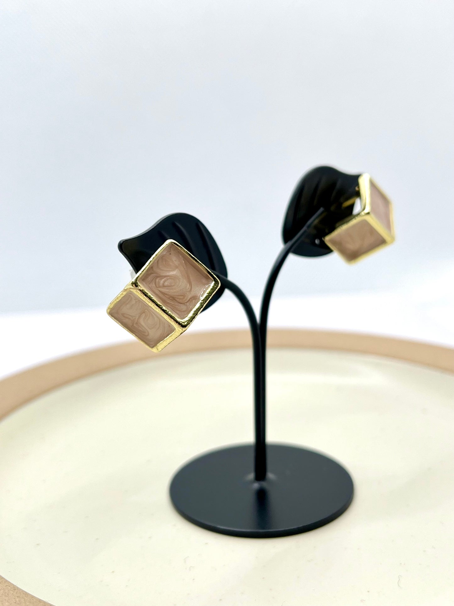 ナチュラルキューブ マーブルピアス［ベージュ］