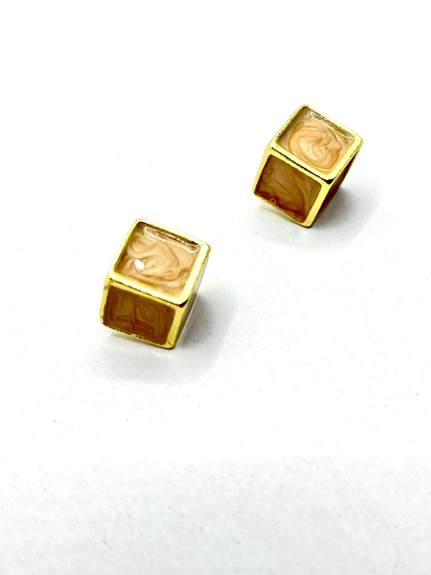 ナチュラルキューブ マーブルピアス［ベージュ］