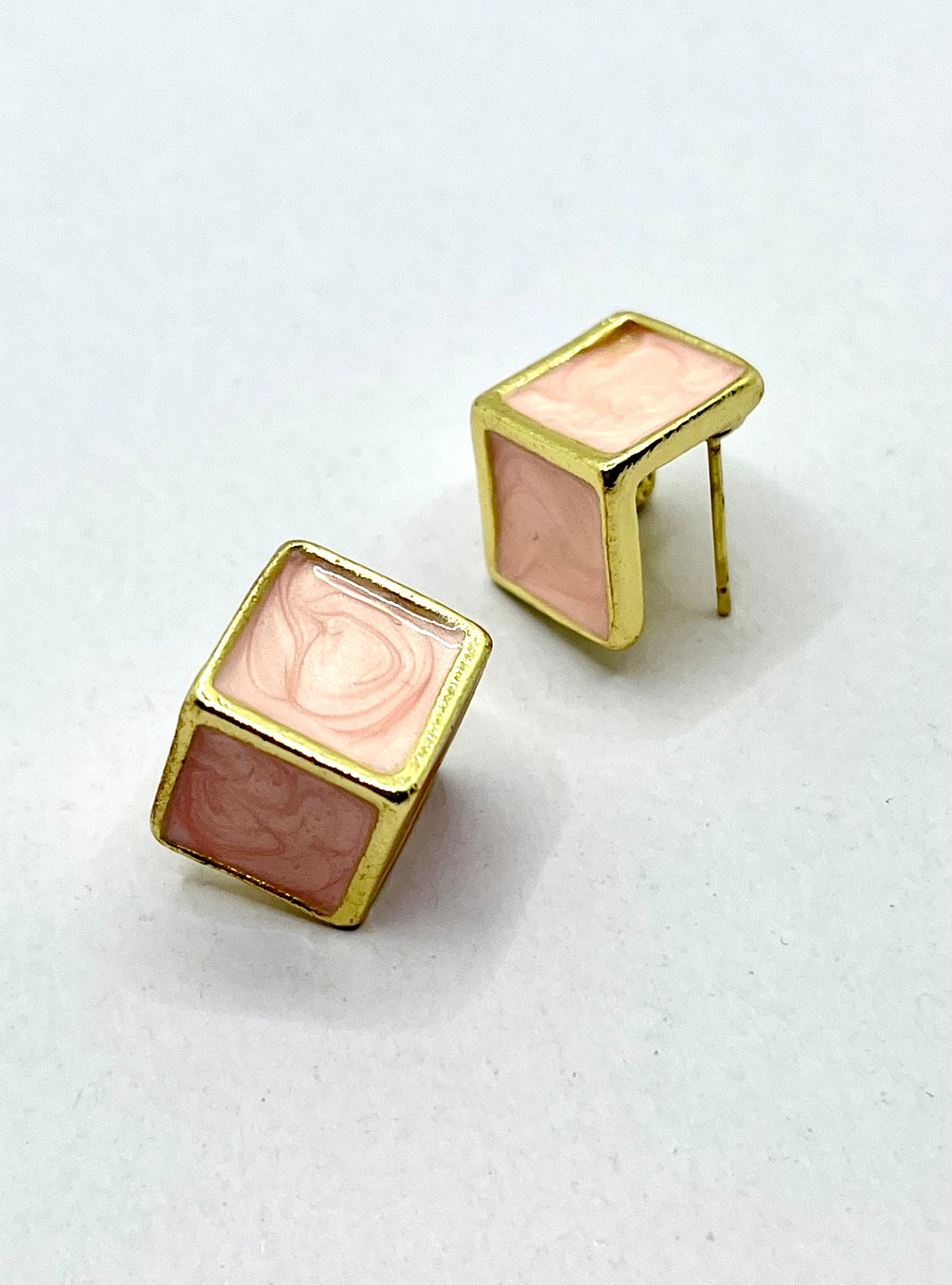 ナチュラルキューブ マーブルピアス［ピンク］