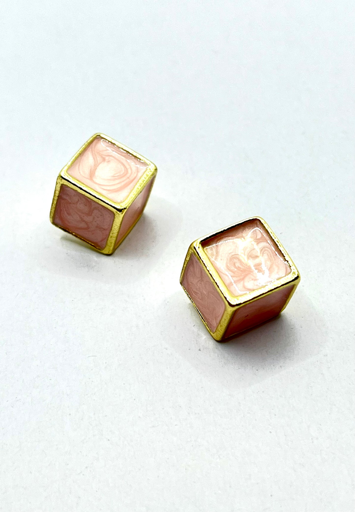 ナチュラルキューブ マーブルピアス［ピンク］