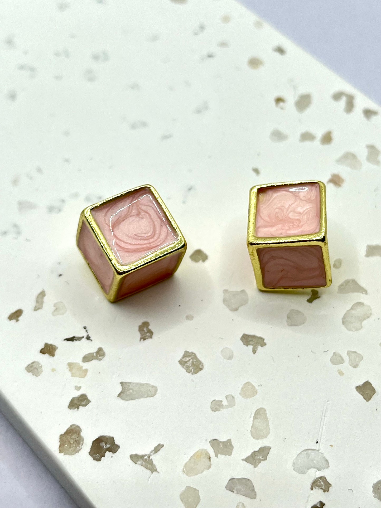 ナチュラルキューブ マーブルピアス［ピンク］