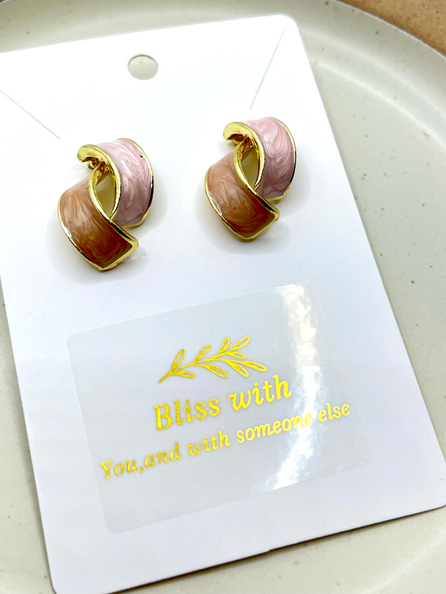ツイストマーブルピアス［ピンク × オレンジベージュ × ゴールド］