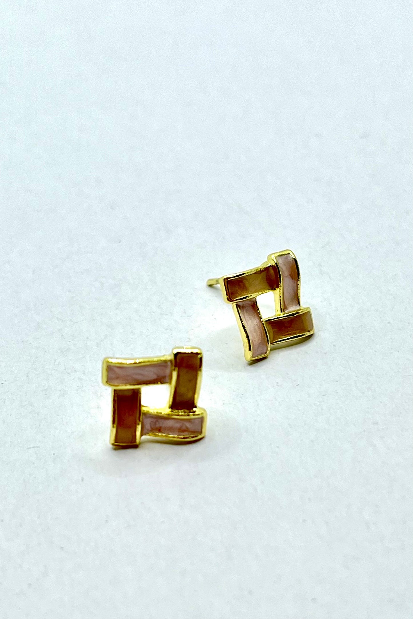ツイストスクエア ピアス［ピンク×ベージュ］