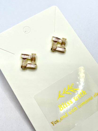 ツイストスクエア ピアス［ピンク×ベージュ］