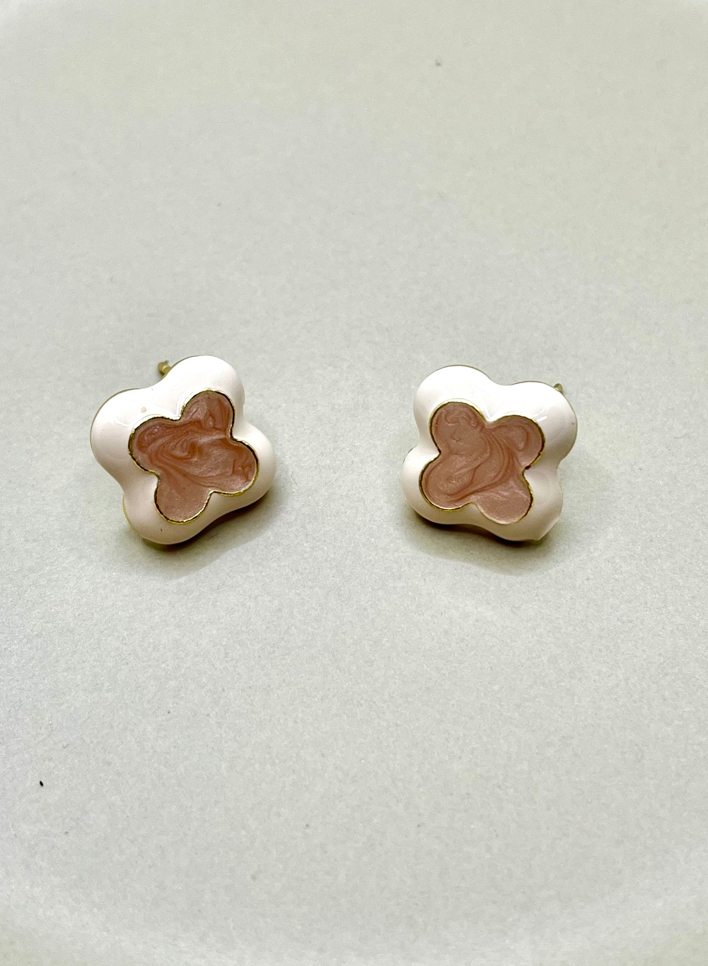 マーブルフラワー ピアス［ホワイト×ベージュ］